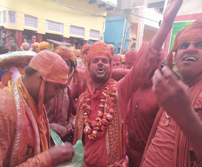 मस्&zwj;तानों की टोली पर गोरियों का प्रहार  